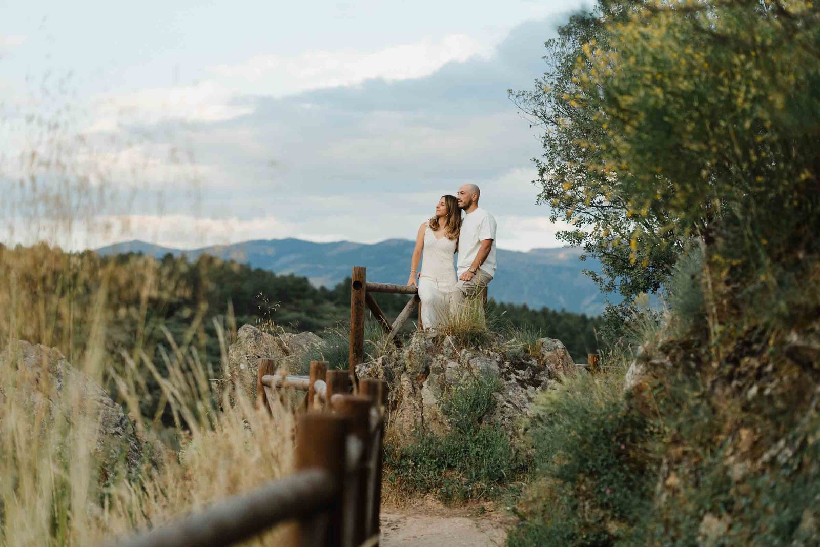Gracia & Arse — Engagement Session in Buitrago del Lozoya with river views and natural countryside near Madrid