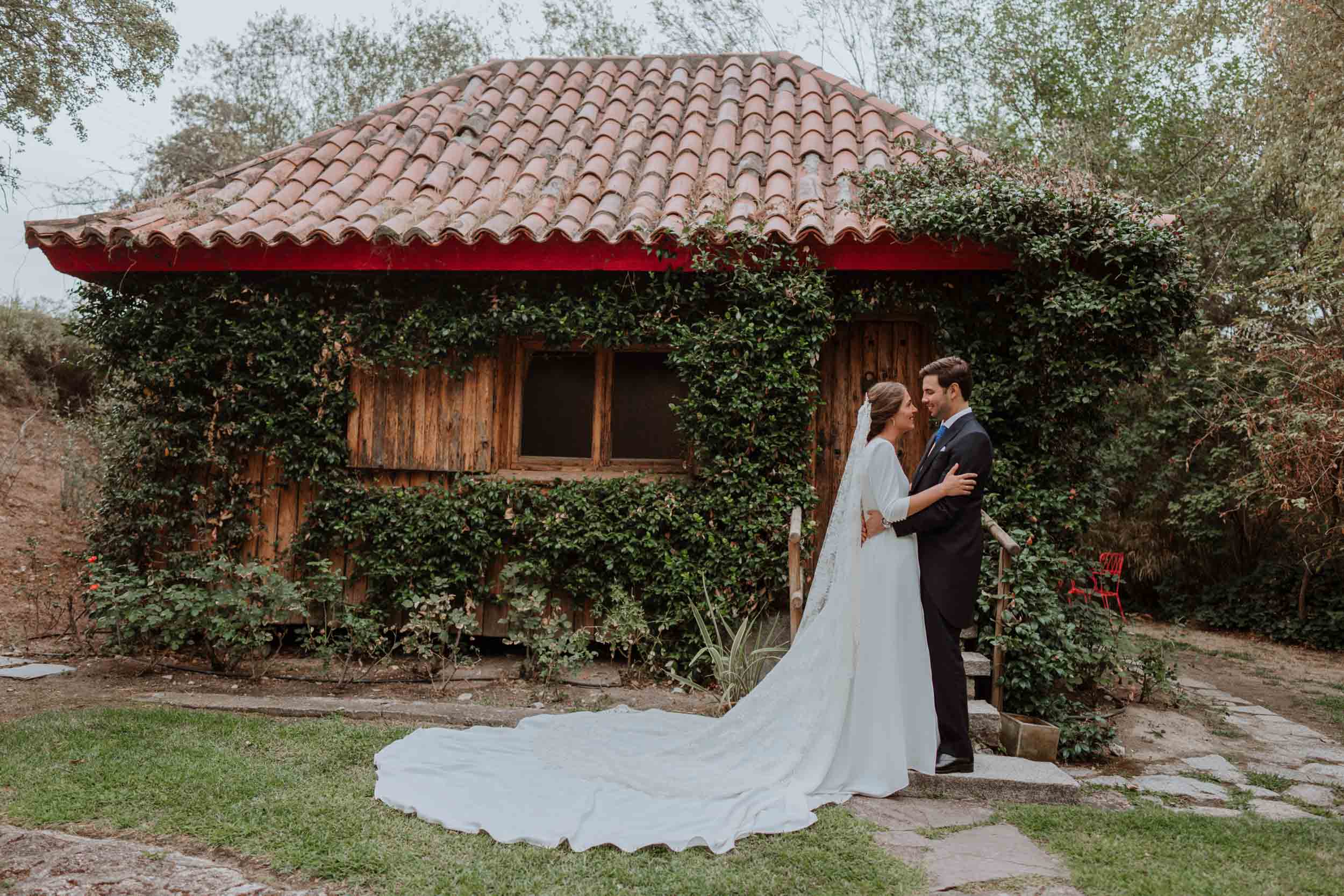 Novia preparándose en la casita con luz de ventana