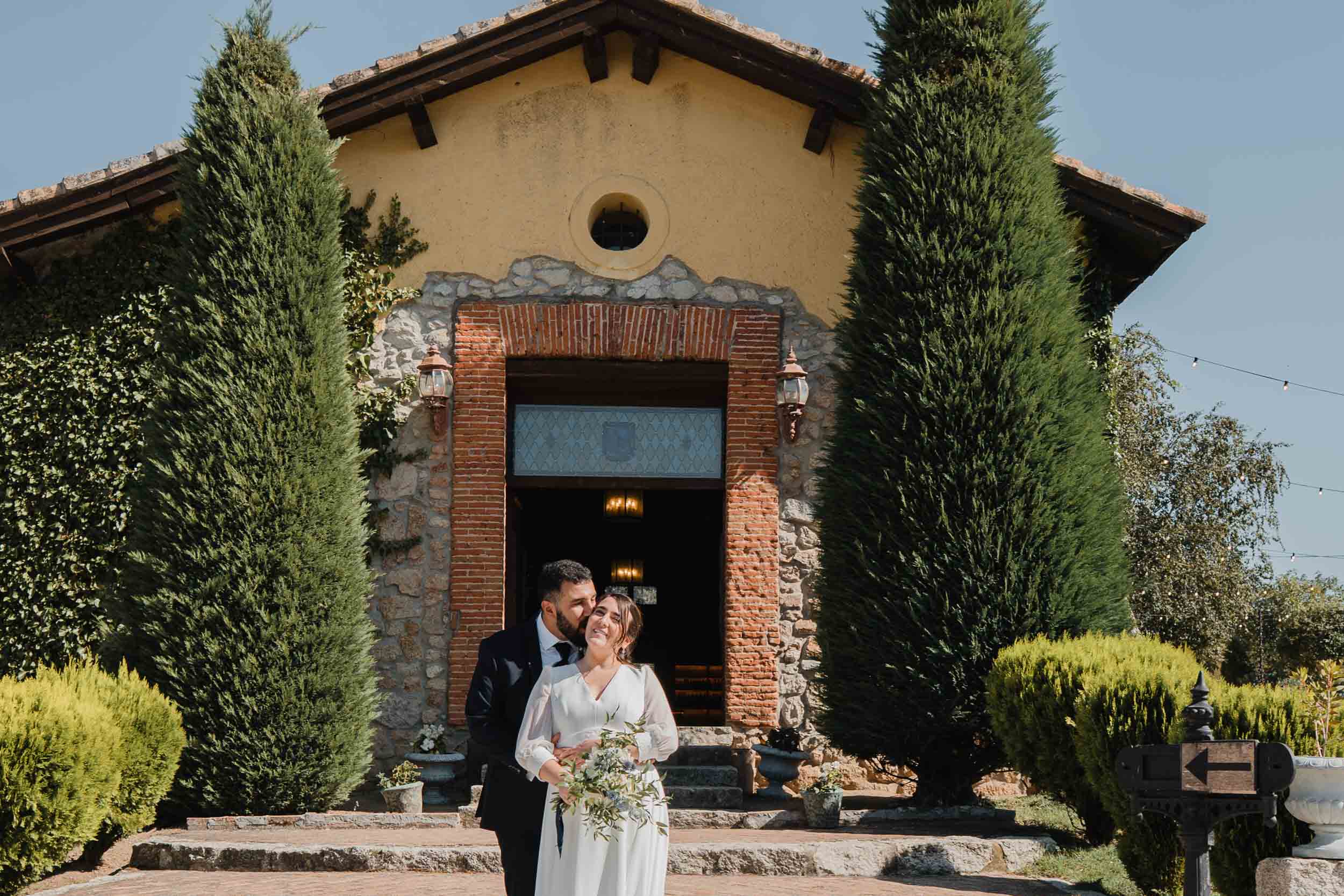 Irene and Adrián natural countryside wedding in Madrid photographed by Estudio Zoe