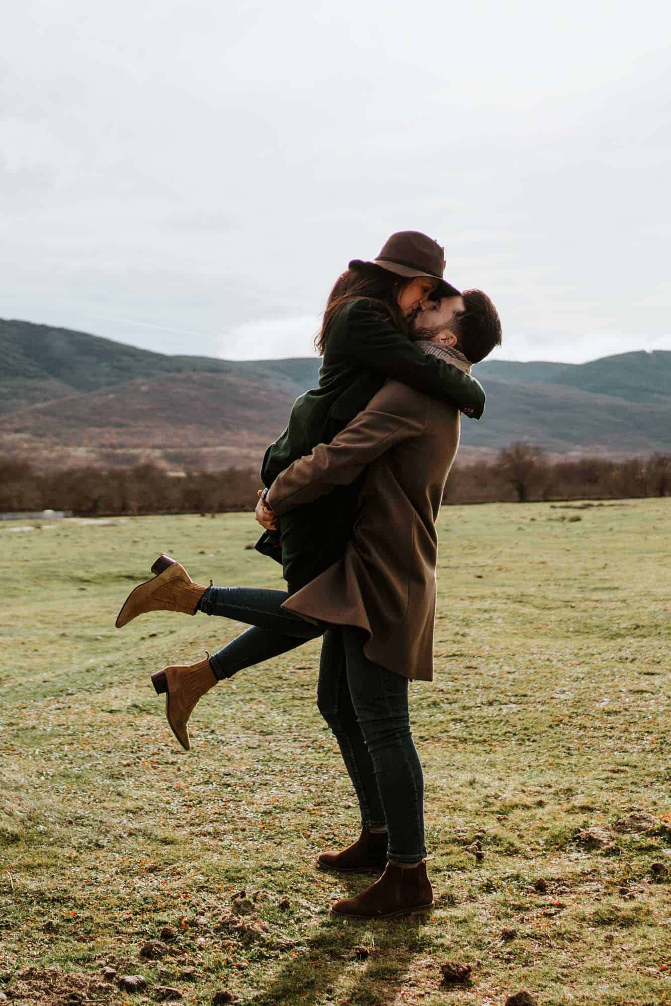 Mountain engagement session in Sierra de Madrid